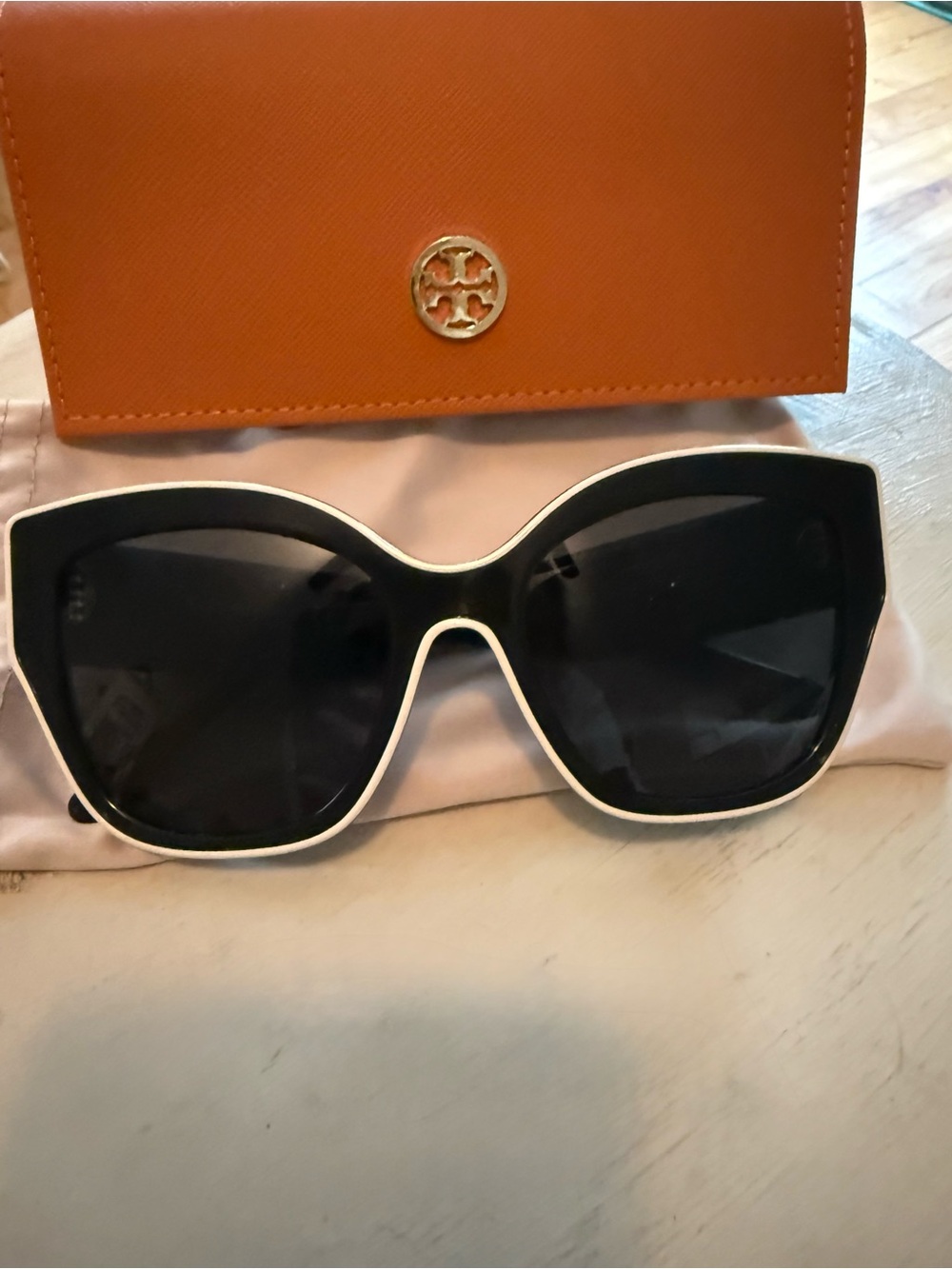 Tory Burch Black Cat-Eye Sunglasses with Orange Logo Case - Picture 2 of 4